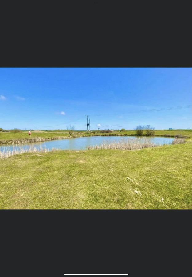 Summer Breeze Deluxe Caravan Rental Saint Osyth Bagian luar foto