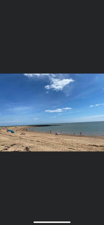 Summer Breeze Deluxe Caravan Rental Saint Osyth Bagian luar foto